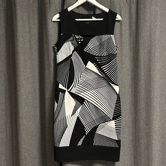 Sleeveless black and white dress - Picture 1 of 5